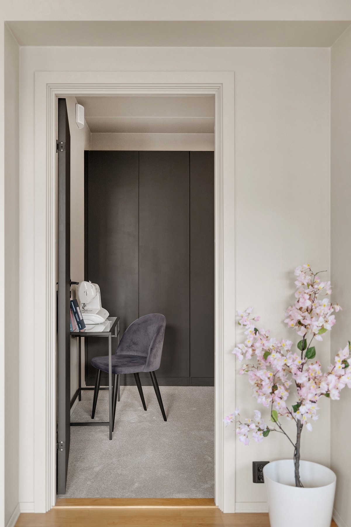 Fra kjøkkenet er det direkte tilgang til soverommet. Galleribilde