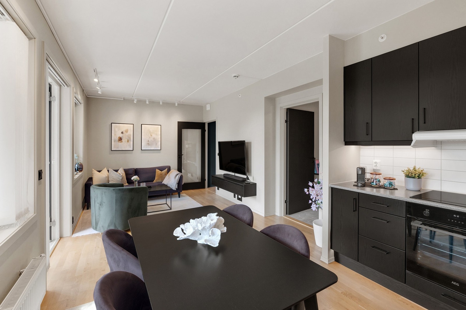 Leiligheten har en praktisk og åpen stue/kjøkken løsning som gir gode møbleringsmuligheter. Galleribilde