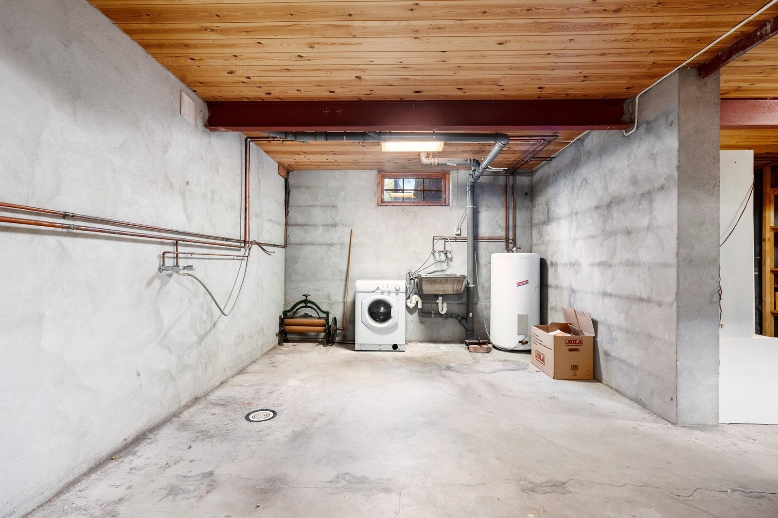 Kjellerrom med opplegg for vaskemaskin. Galleribilde