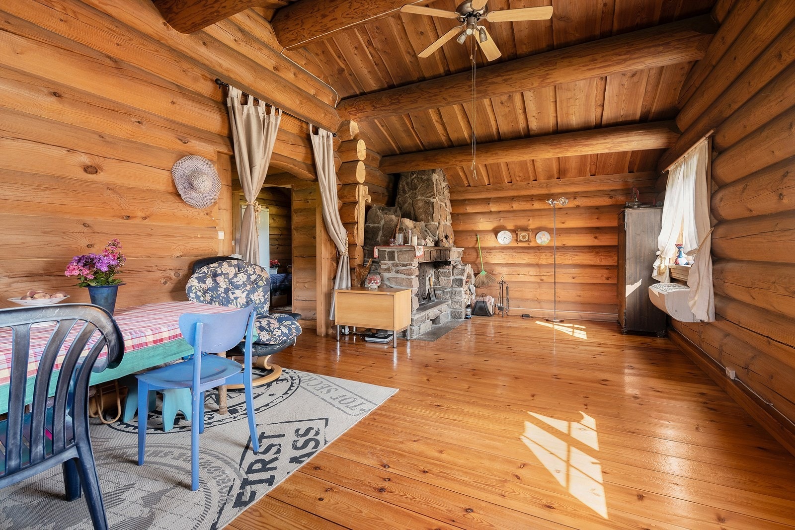 Koselig spisestue med tømmervegger og store vinduer som slipper inn godt med lys. Galleribilde