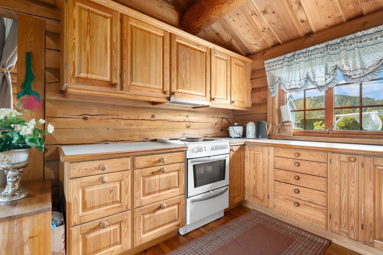 Praktisk kjøkken med god skap- og benkeplass. Galleribilde