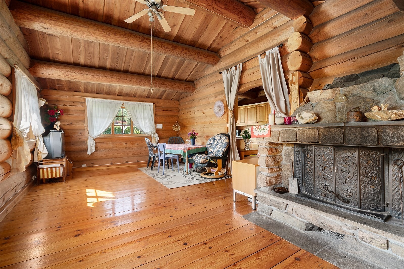 Boligen har en romslig stue Galleribilde