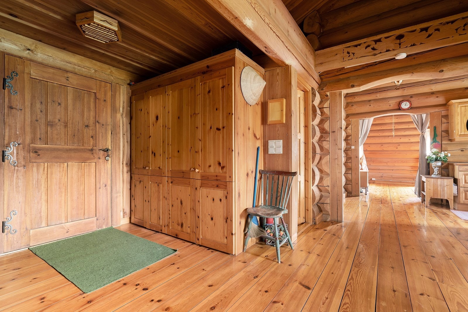 Romslig mellomgang med gode oppbevaringsmuligheter. Galleribilde