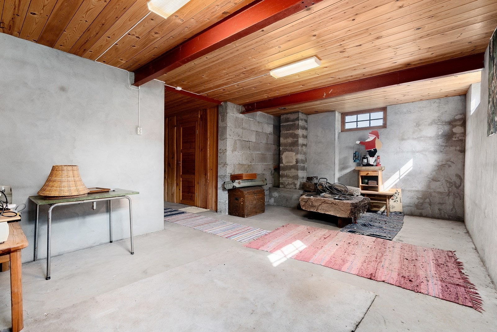 Ekstra kjellerrom som kan brukes til hobby eller oppbevaring. Galleribilde