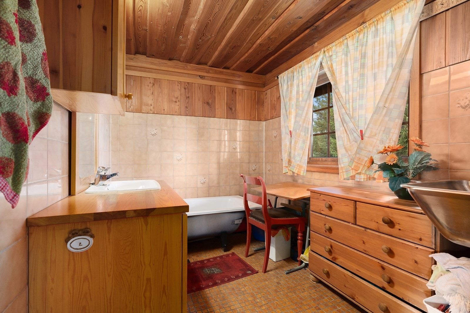 Baderom med servant, toalett og dusjhjørne. Galleribilde