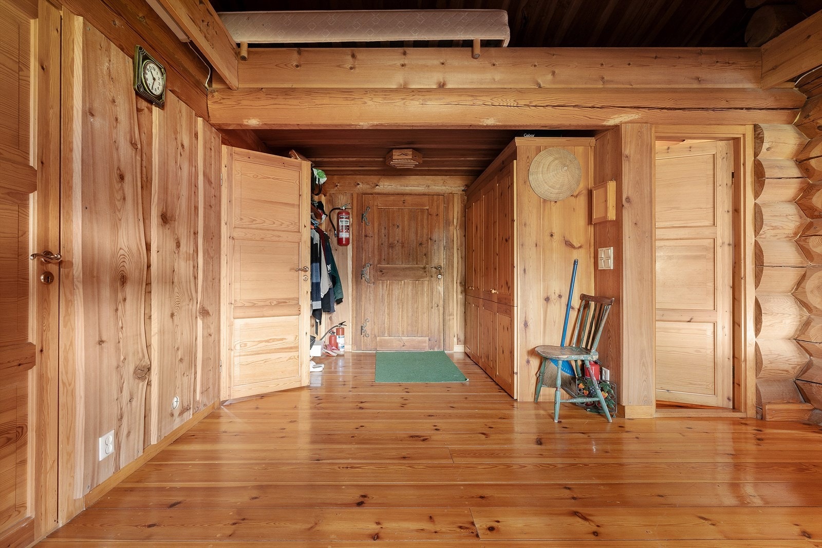 Entré med plass til oppheng av yttertøy. Galleribilde