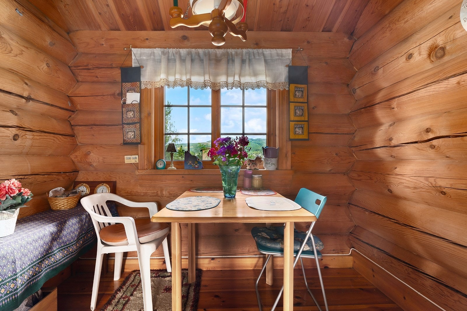 God plass til spisebord, perfekt for hyggelige måltider med familie og venner. Galleribilde