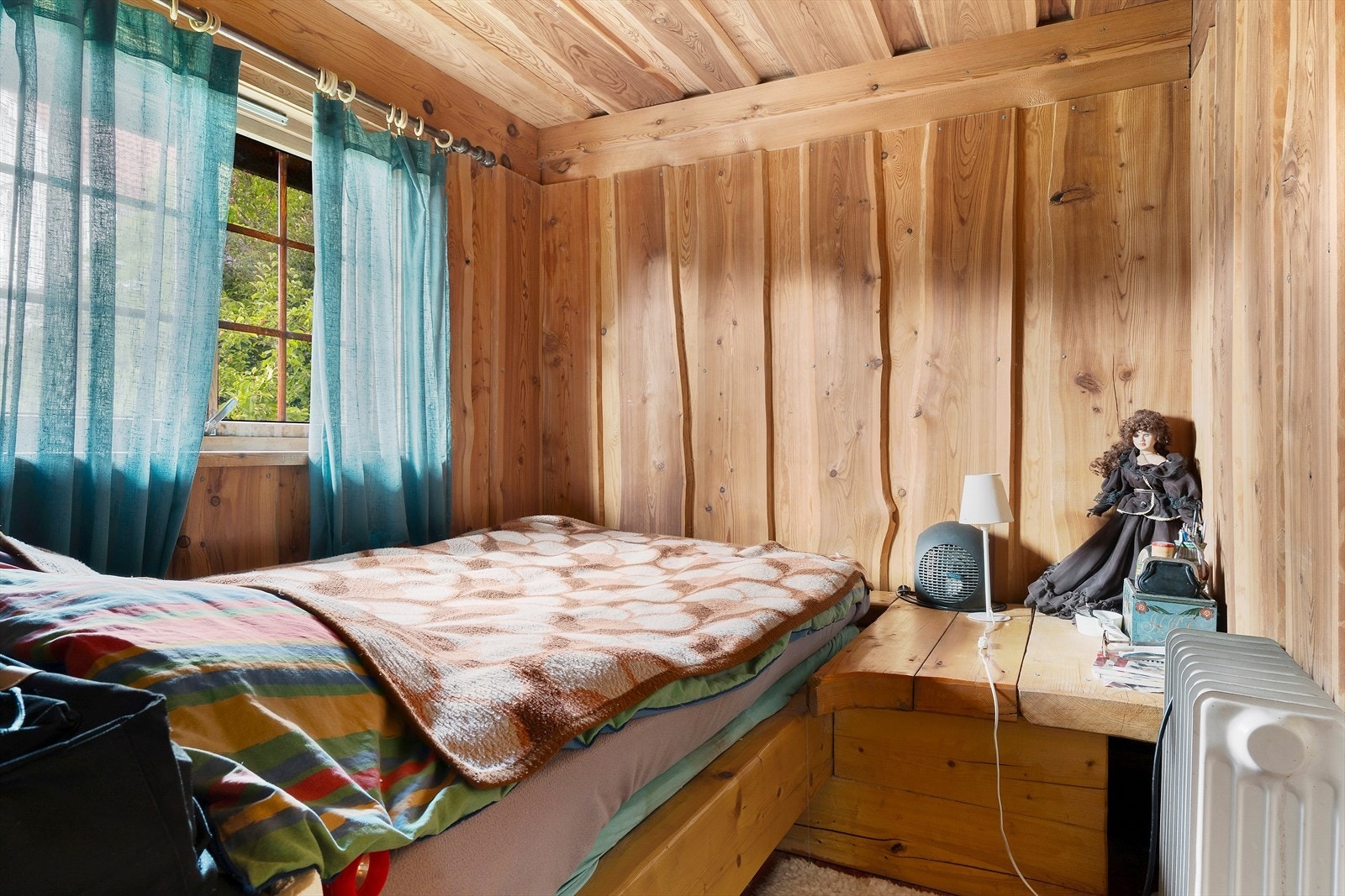 Sjarmerende soverom med vindu som gir naturlig lys. Galleribilde