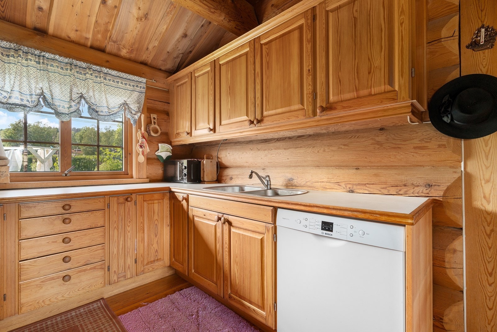 Velholdt kjøkken med plass til oppvaskmaskin og komfyr. Galleribilde