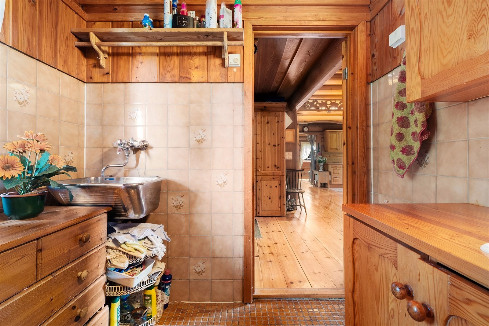 Enkel standard med plass for oppbevaring. Galleribilde