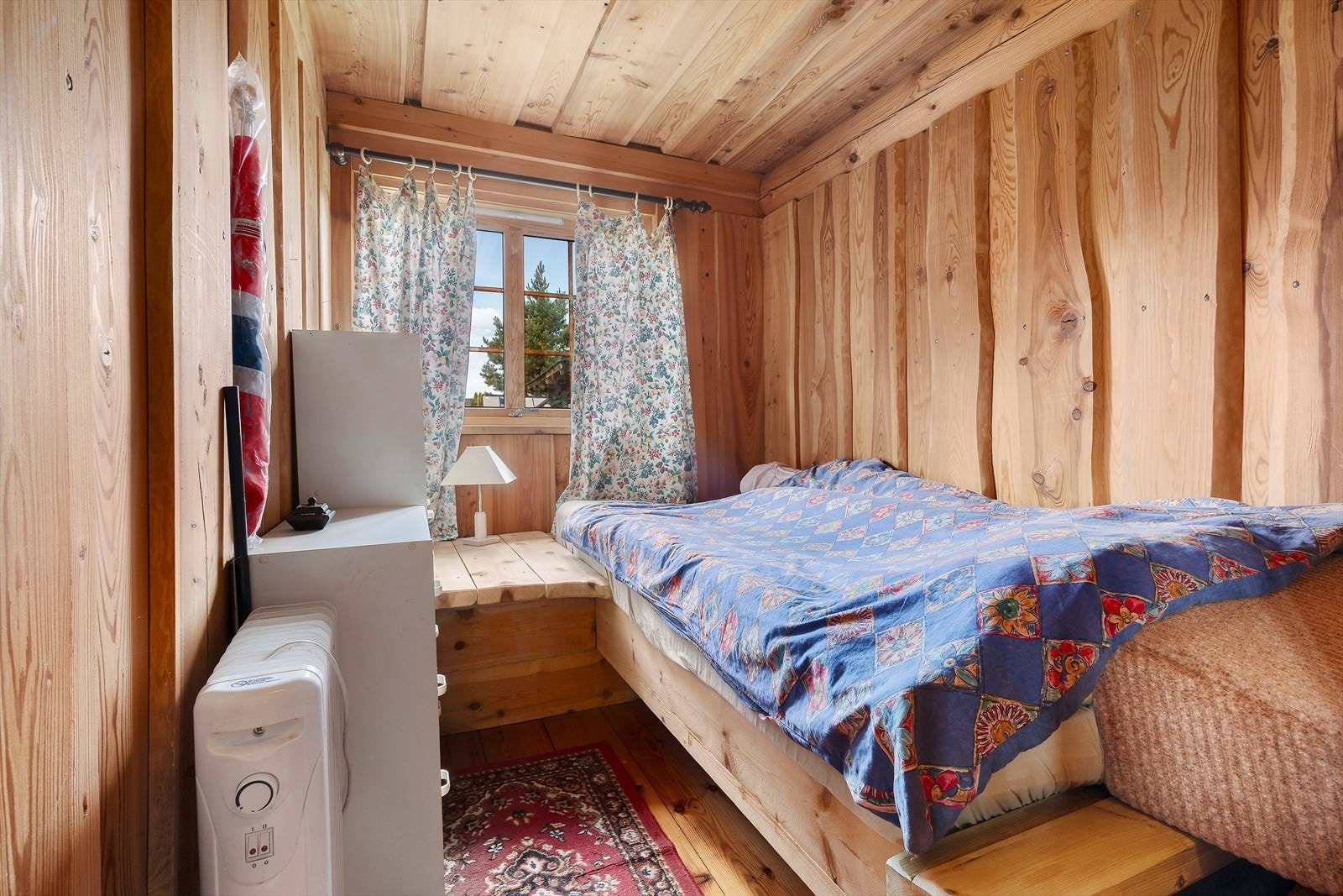 Lyst soverom med plass til dobbeltseng. Galleribilde