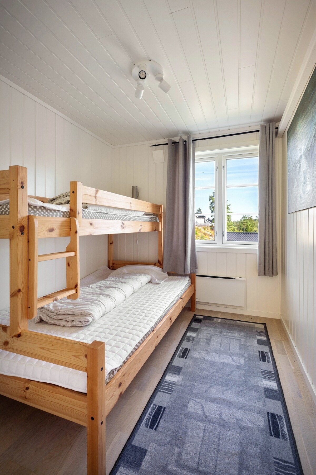 Det tredje soverommet er innredet med køyeseng, perfekt for barn eller gjester. Galleribilde