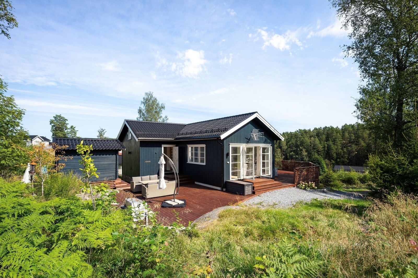 Hytten har store vindusflater, åpen stue og kjøkkenløsning og to solrike terrasser på ca. 73 og 45 kvm, perfekte for både morgenkaffe og sene sommerkvelder. Galleribilde