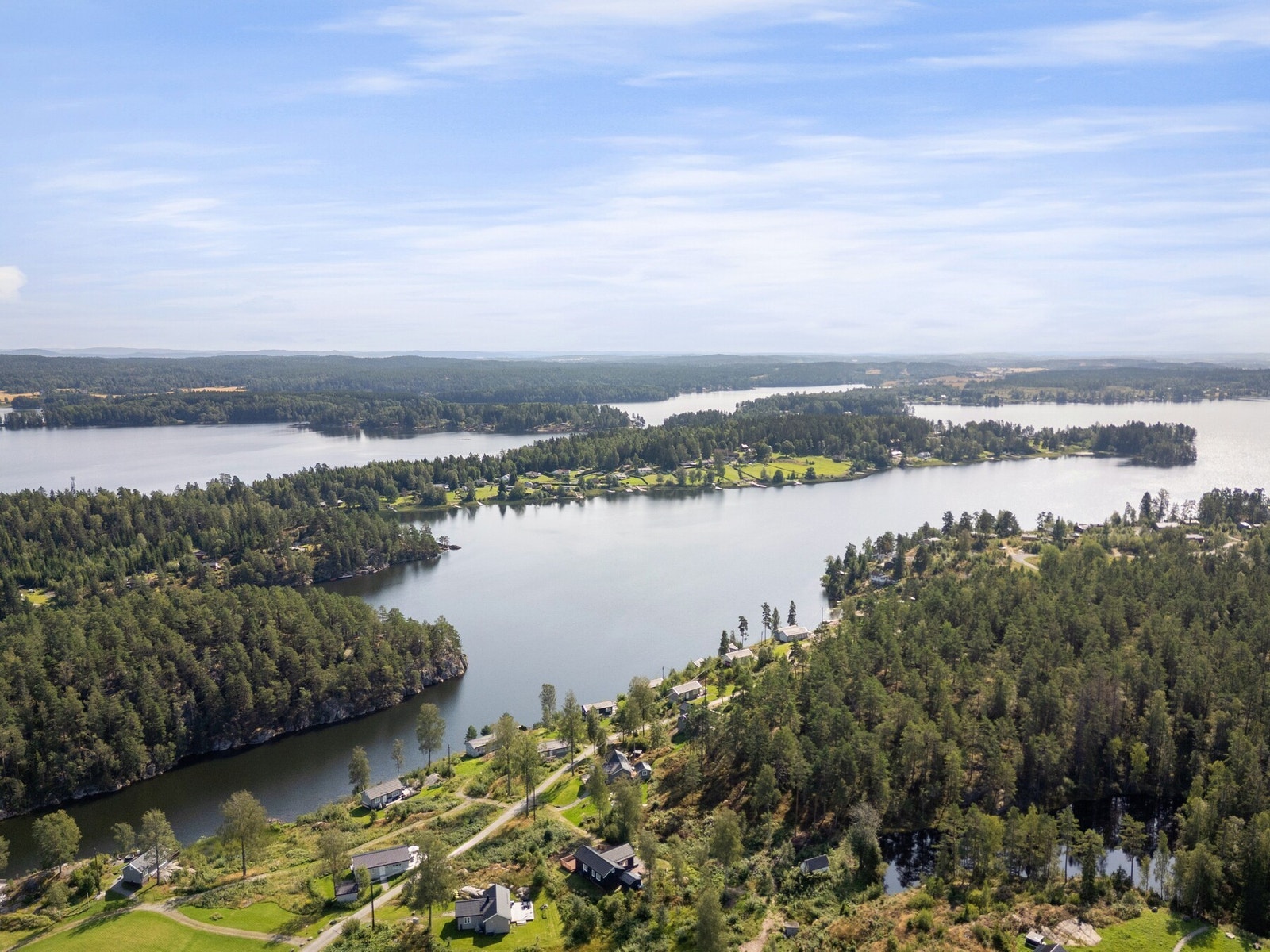 Hytta har en idyllisk og fredelig beliggenhet i naturskjønne omgivelser ved Lyseren i Enebakk. Her bor du midt i naturen, kun ca. 41 minutter fra Oslo og 23 minutter fra Ski, med kort vei til skog, vann og et bredt utvalg friluftsaktiviteter. Galleribilde
