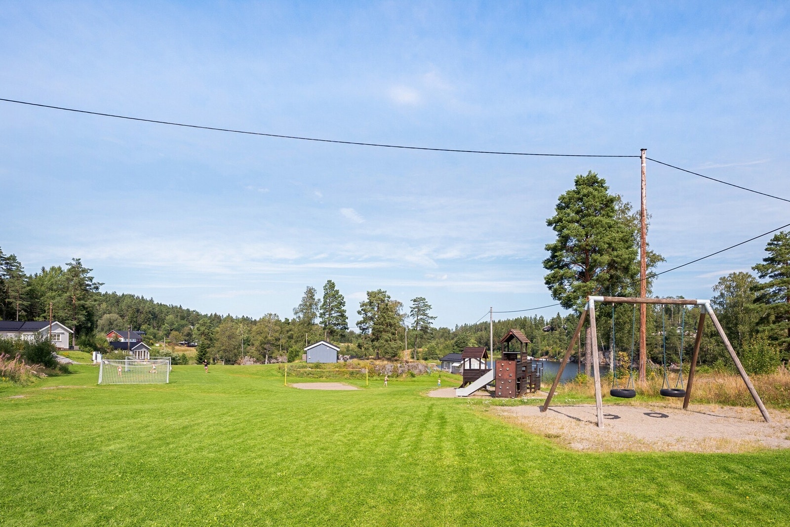 Lyseren Strandpark byr på flotte fellesfasiliteter som lekeplasser, fotballbane, sandvolleyballbane, badebrygger, båtplasser og grillområder. Galleribilde