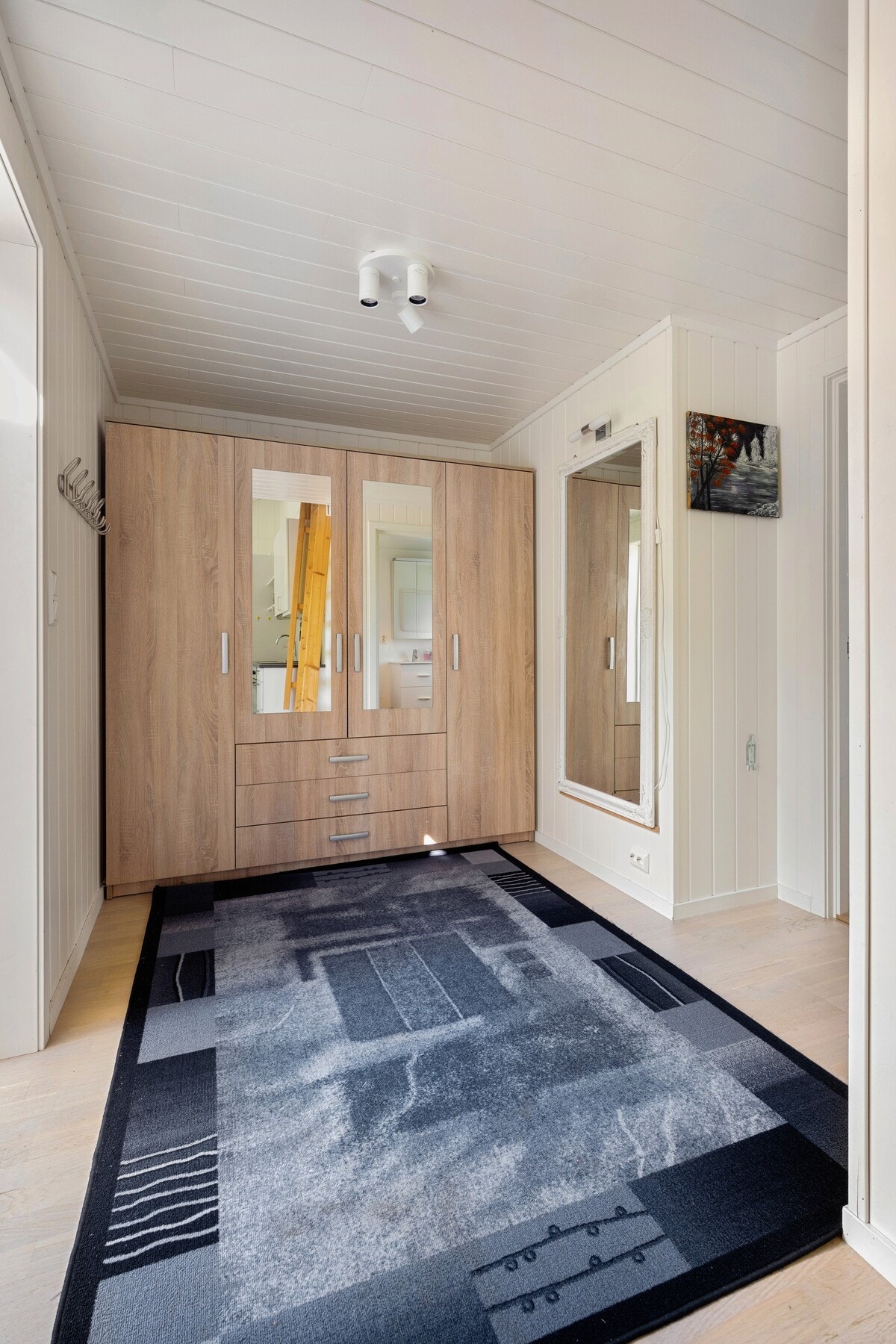 Du ønskes velkommen inn i en lys og innbydende entré med god plass til oppbevaring. Det er avsatt plass til garderobeskap som vil gi en praktisk oppbevaringsplass samtidig som rommet føles luftig og ryddig. Galleribilde