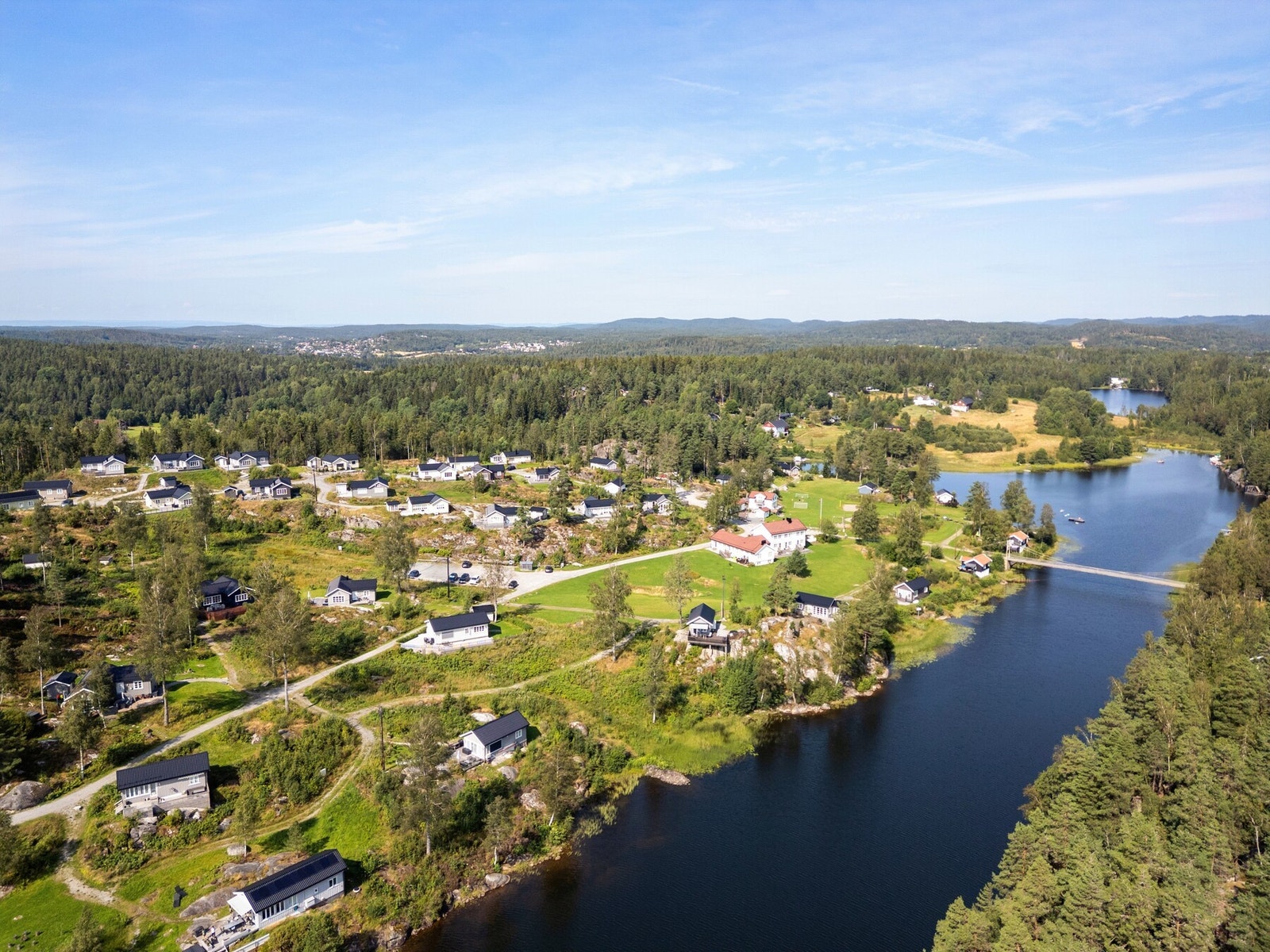 Lyseren er kjent som en av Østlandets reneste og mest populære innsjøer, et perfekt sted for bading, båtliv, fiske og padling i sommerhalvåret. Om vinteren inviterer isen til både skøyter og isfiske, og preparerte langrennsløyper går like i nærheten. Galleribilde