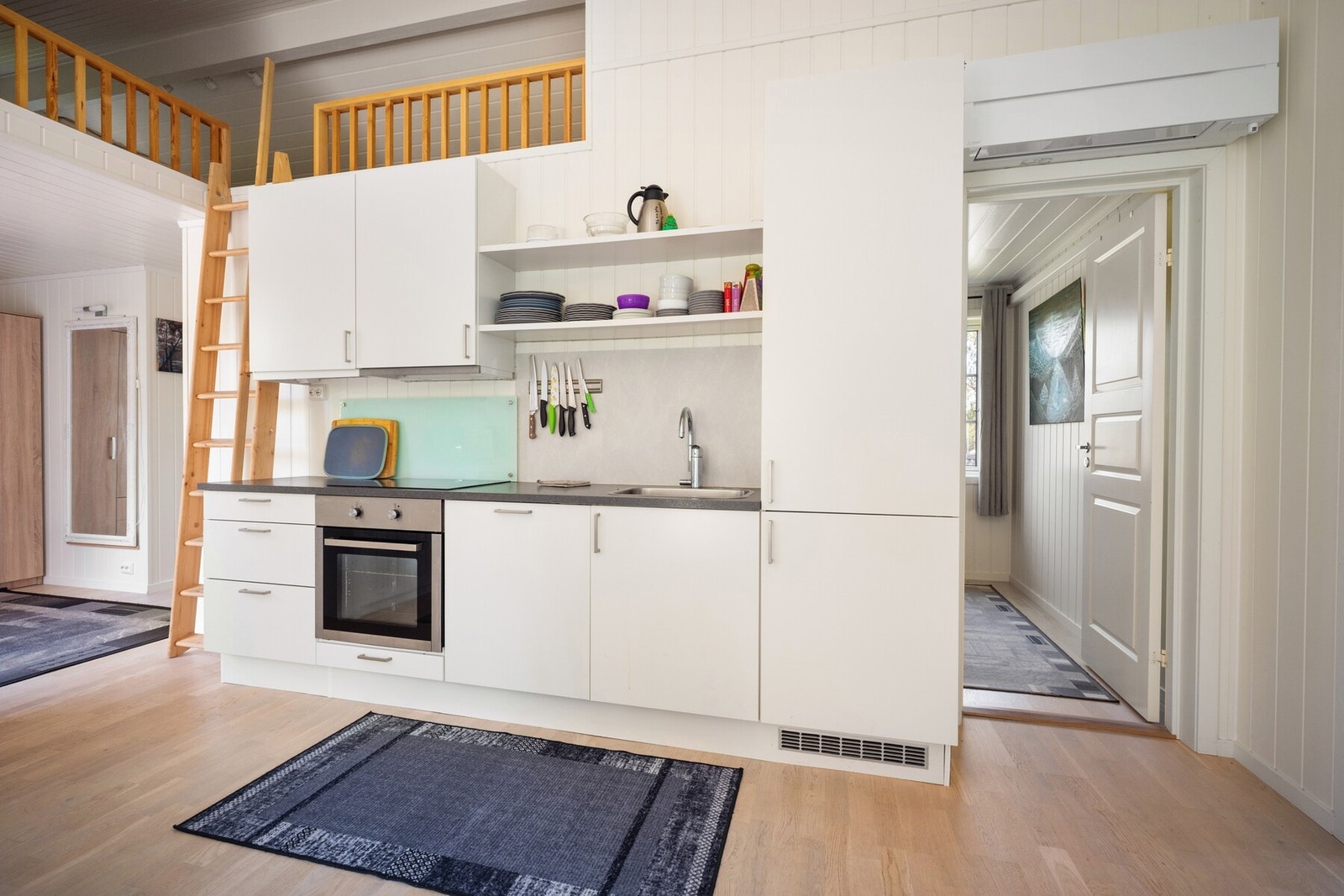 Kjøkkeninnredningen består av moderne, slette fronter hvor løsningen gir god skap- og skuffeplass. Galleribilde