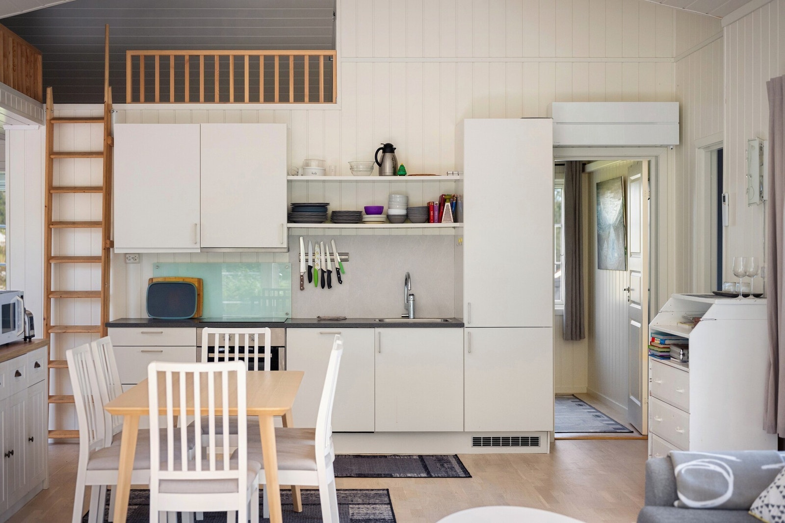 Kjøkkenet med åpen løsning mot stuen skaper en åpen og sosial sone perfekt til både hverdagsbruk og sosiale sammenkomster. Galleribilde