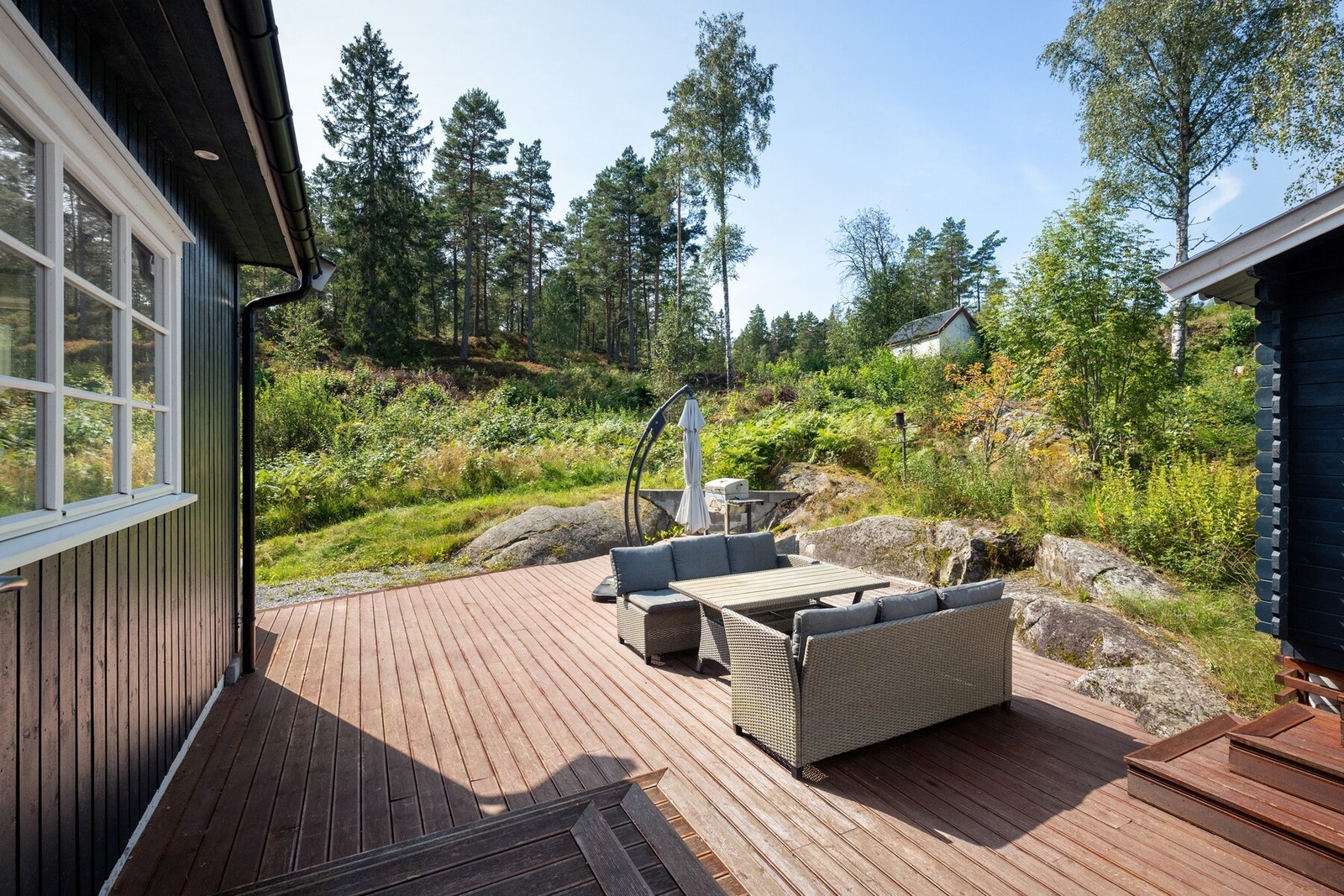 I tillegg finner du en ca. 45 kvm stor sydvest-vendt markterrasse som inviterer til avslapning og hyggelige kvelder i kveldssolen. Galleribilde