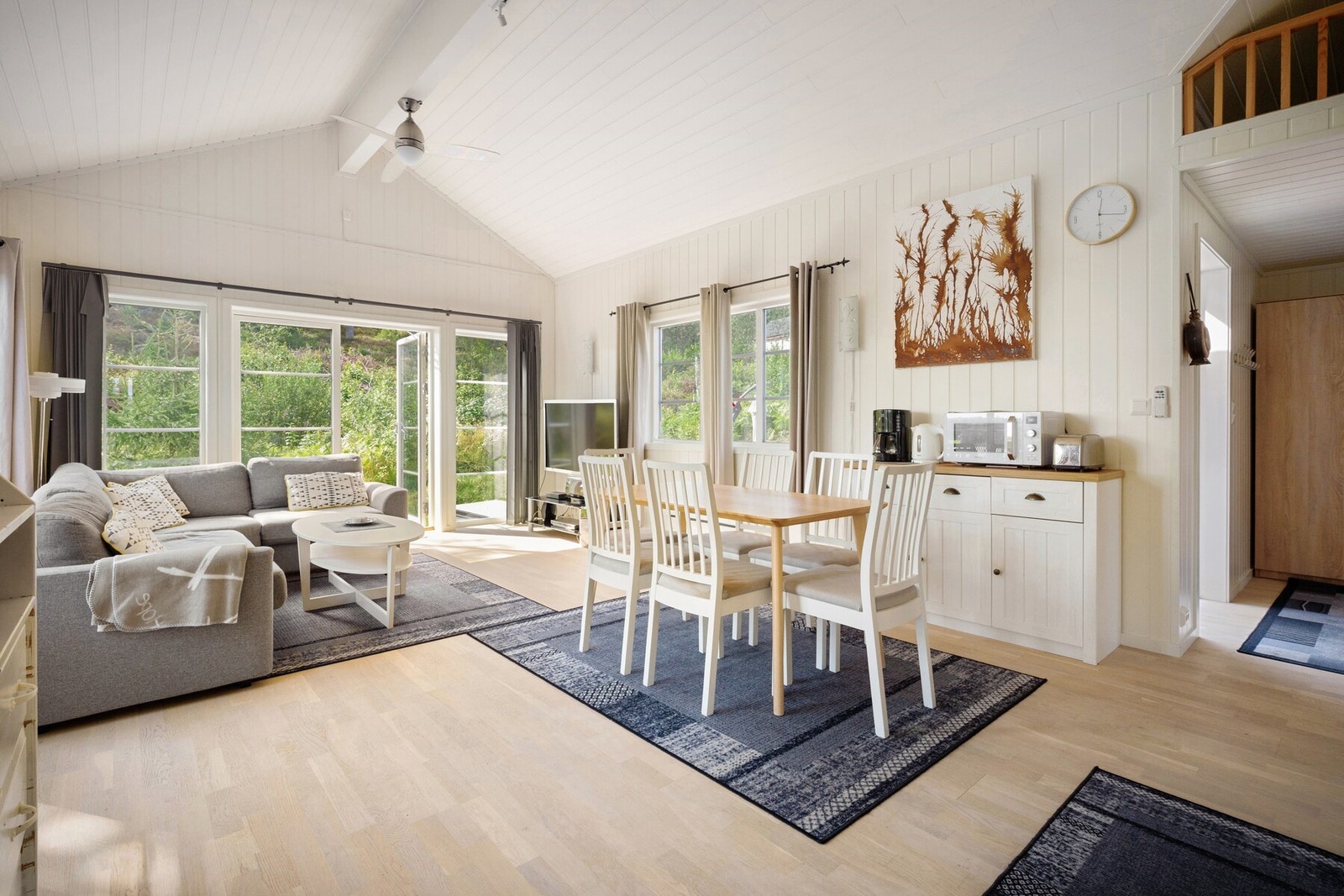Den åpne og sosiale planløsningen gir rikelig med plass til både sofagruppe og spisebord. Galleribilde