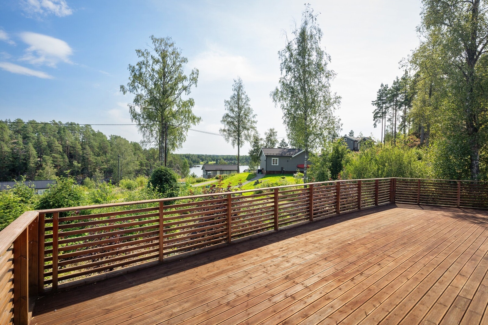 Kun ca. 41 min fra Oslo og 23 min fra Ski, en perfekt kombinasjon av ro, natur og tilgjengelighet. Galleribilde