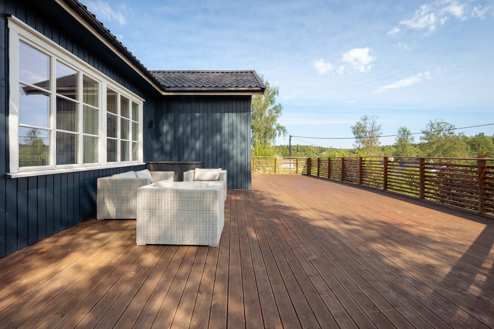 Uteområde er helt fantastisk med bl.a to romslige solrike terrasser som gir gode muligheter for å nyte stillheten. Galleribilde
