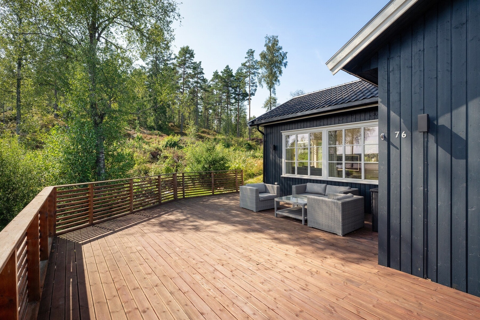 Den største terrassen, på hele ca. 73 kvm, er sydøst-vendt og solrik - perfekt for lange sommerdager med plass til både spisegruppe, lounge-møbler og grill. Galleribilde