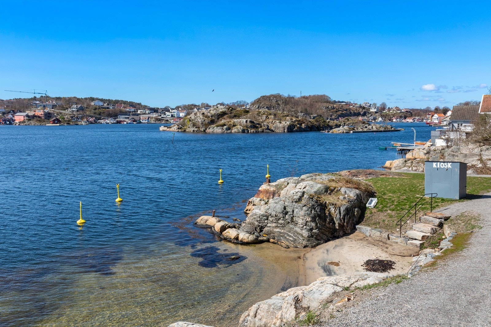 Det er opparbeidet ny badestrand i nærområdet. Galleribilde