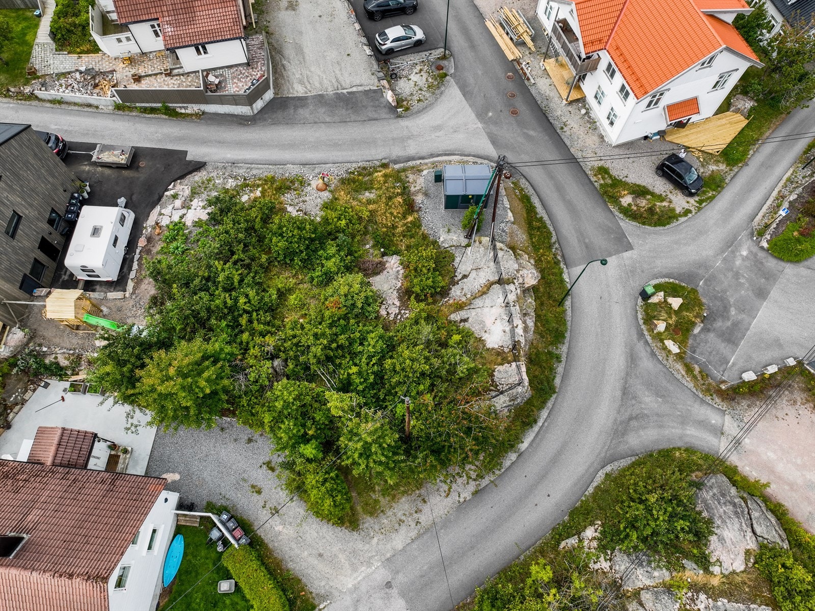 Tomten ligger på hjørnet med gode solforhold Galleribilde