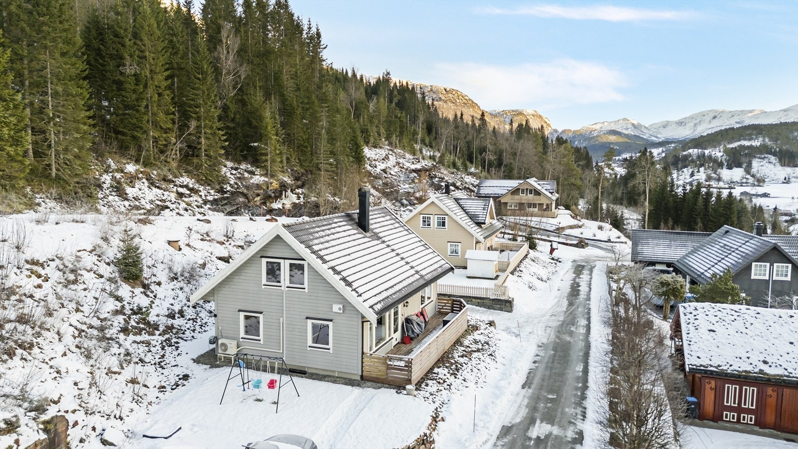 - Romslig kjøkken/stue med utgang til solrik veranda - Veranda oppført i 2023 - Galleribilde