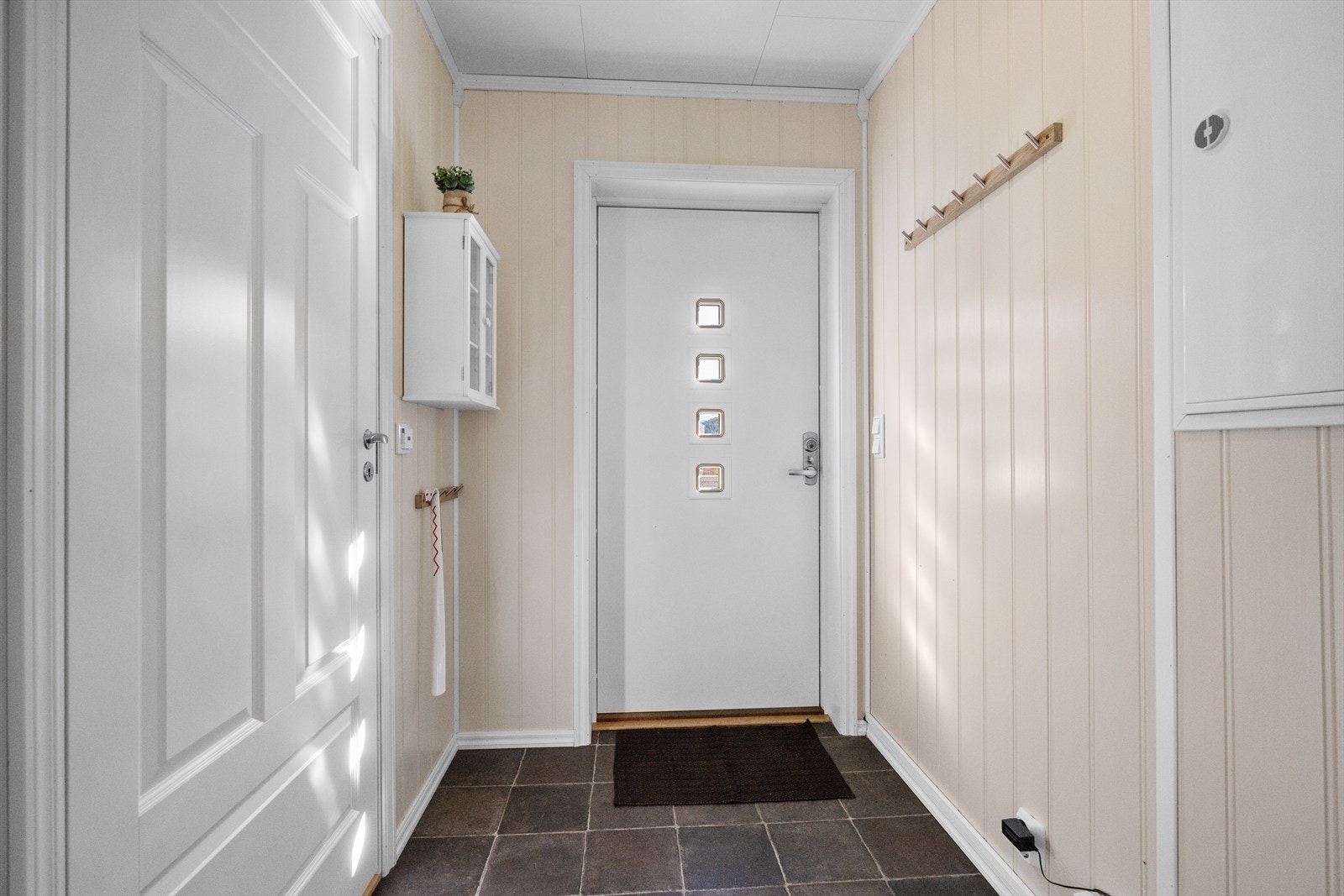 - Entré har gulvvarme - Oppvarmingen i boligen består av vedfyring, varmepumpe og varmekabler på bad og entré Galleribilde