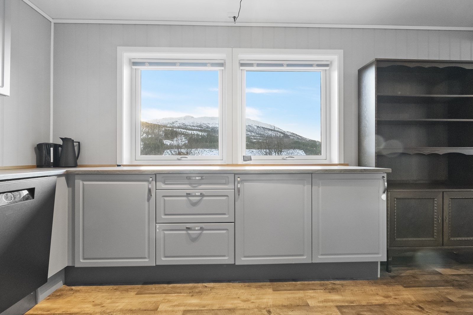 - Det er store arbeidsområdet med god benkeplass på kjøkkenet, ideelt om man er glad i å bake - Galleribilde