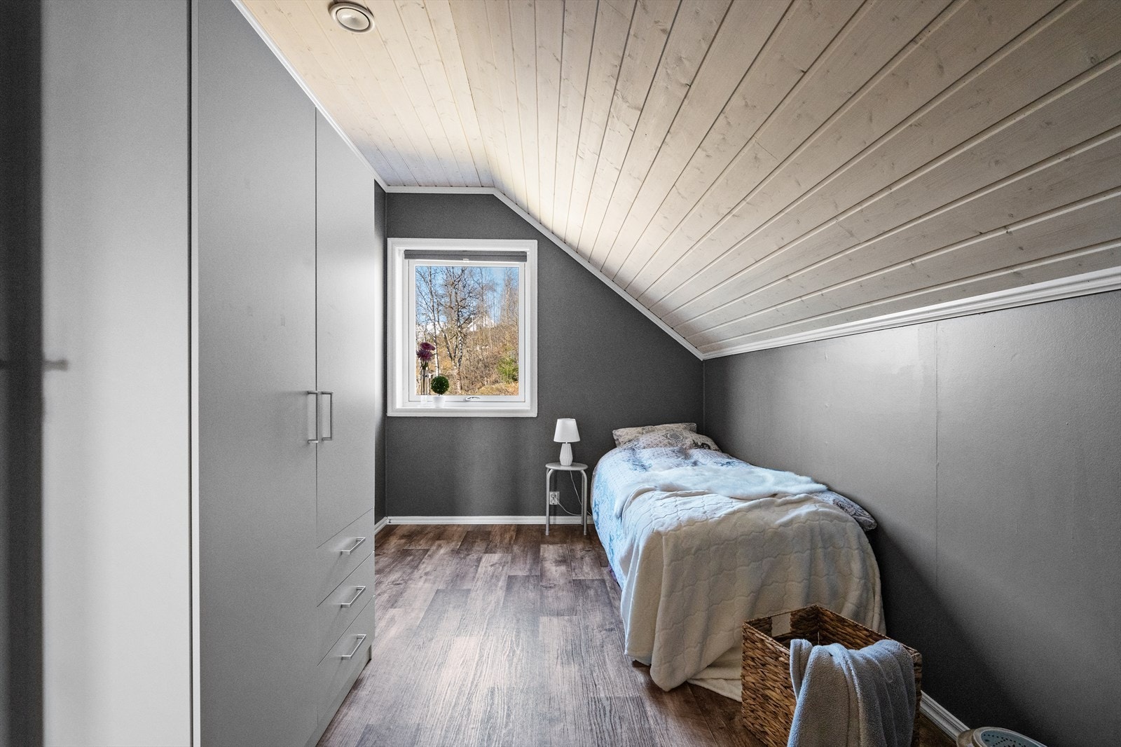 - Boligen har 3 soverom på loft i tillegg til en loftsstue - Galleribilde