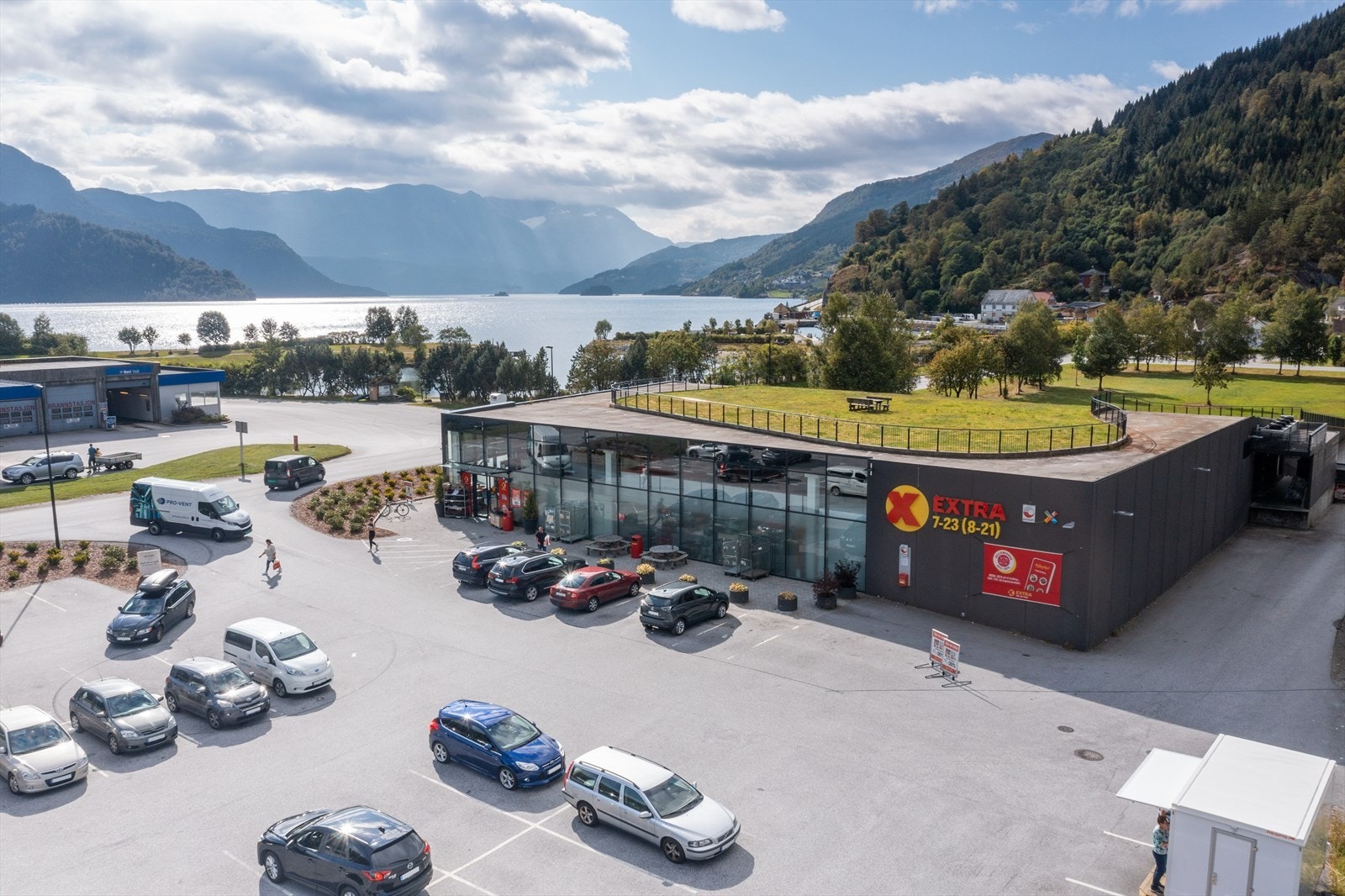 - Dagligvarebutikk i Naustdal sentrum er 11 km unna - Dalen næringssenter er kun noen minutter unna - Galleribilde