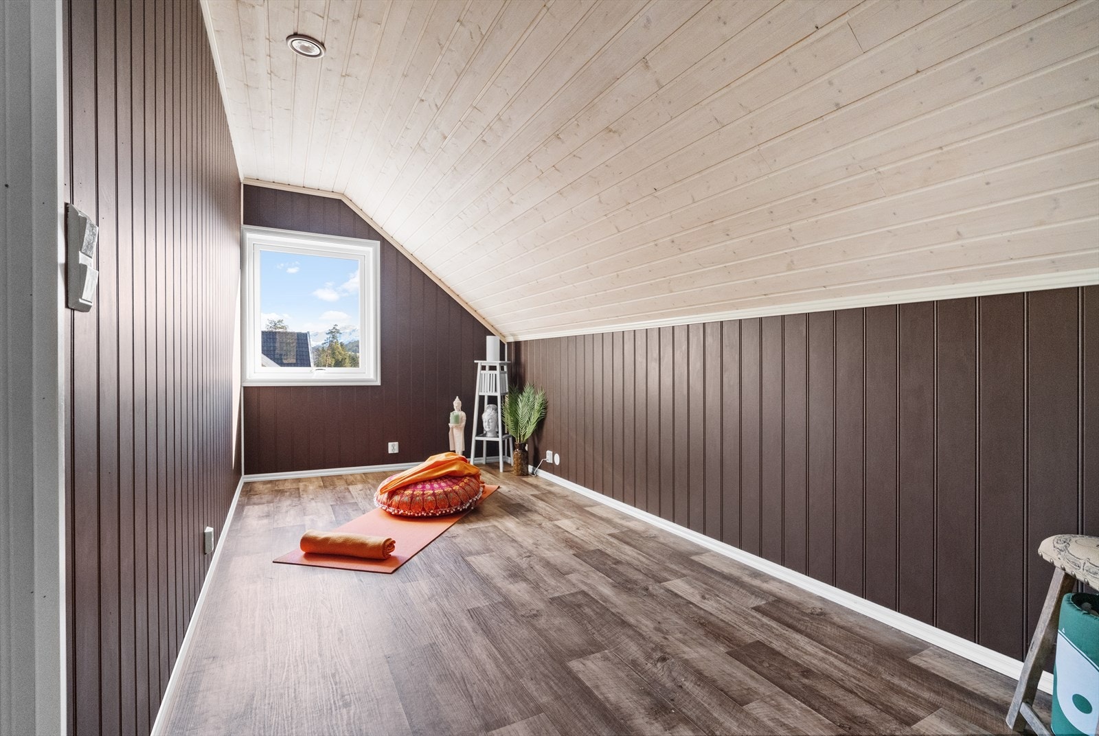 - Ett rom er benyttet som loftsstue, men kan enkelt nyttes som soverom - Det er også en bod på 3kvm på loft - Galleribilde