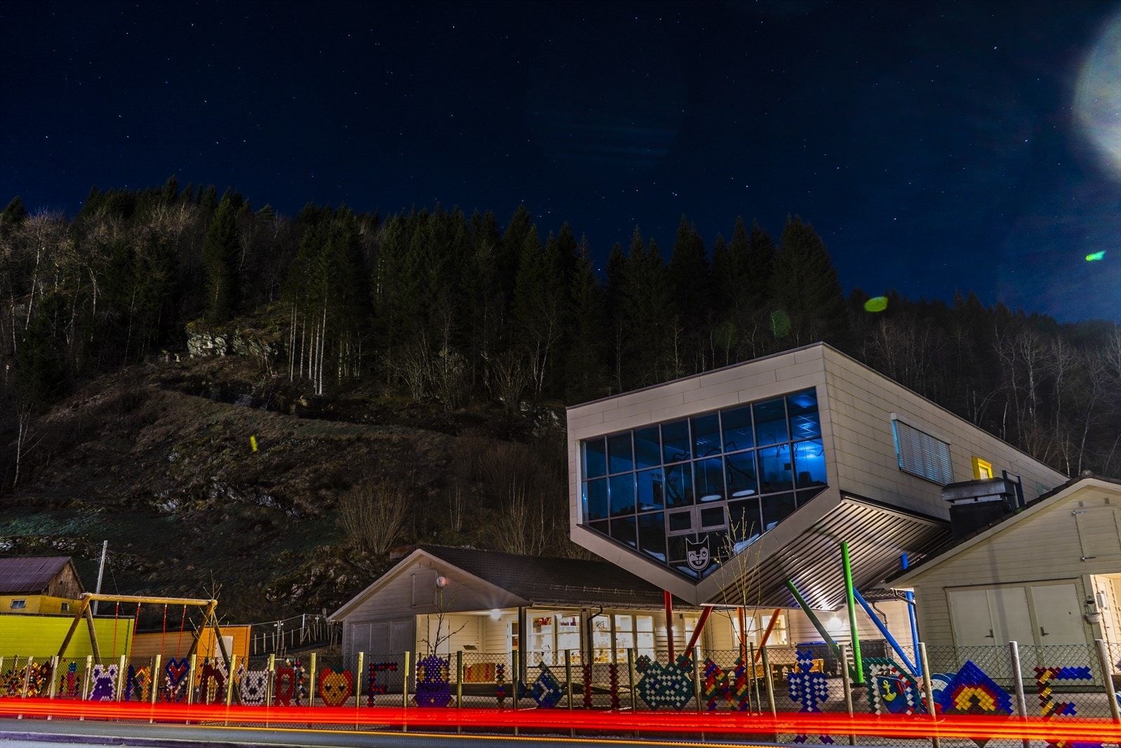 - Lunden Barnehage er blitt et signalbygg i Naustdal med sin unike arkitektur - Galleribilde