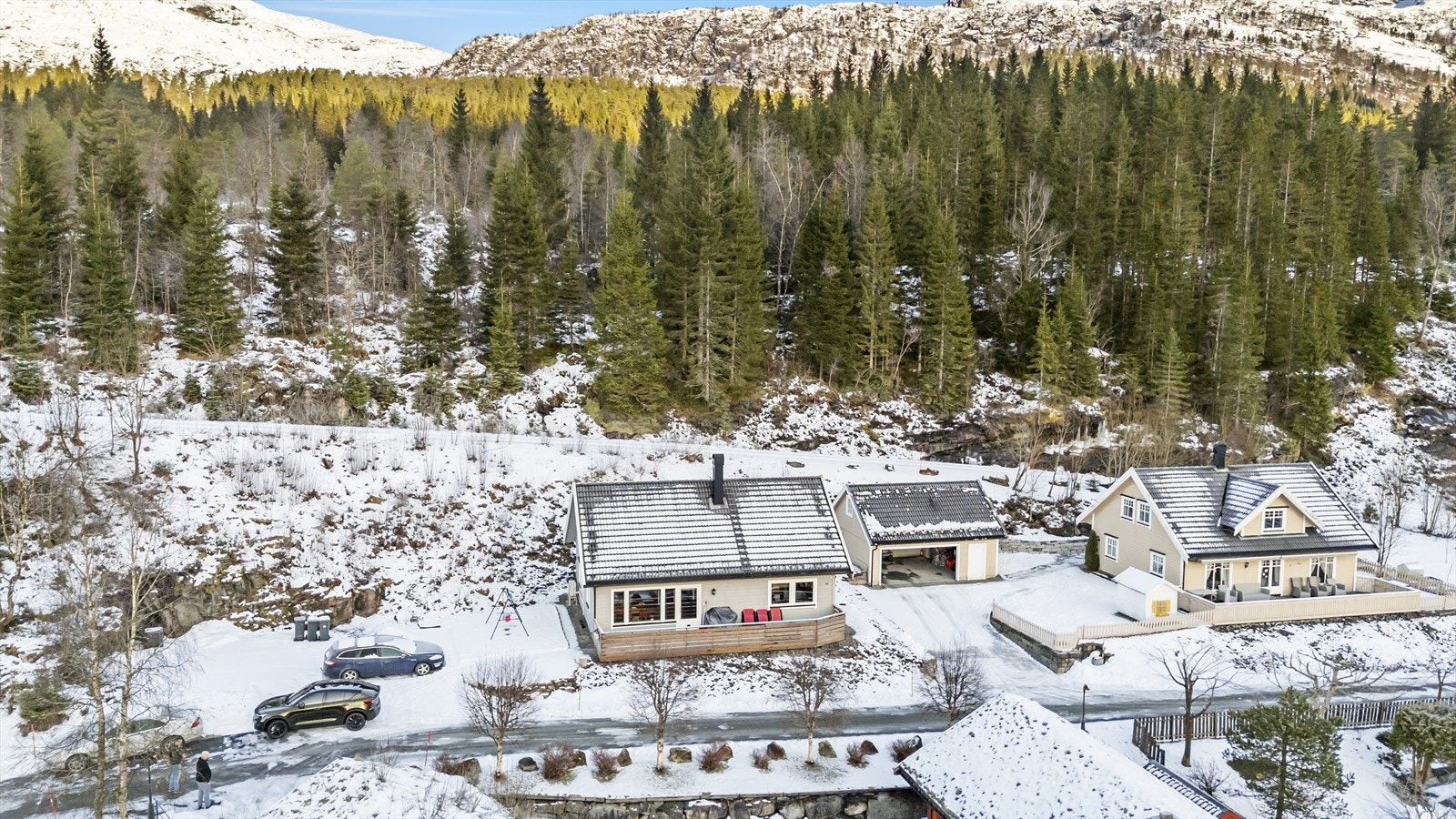 - Tomten er på 828m² og er opparbeidet med grus, plenareal og biloppstillingsplasser - Galleribilde