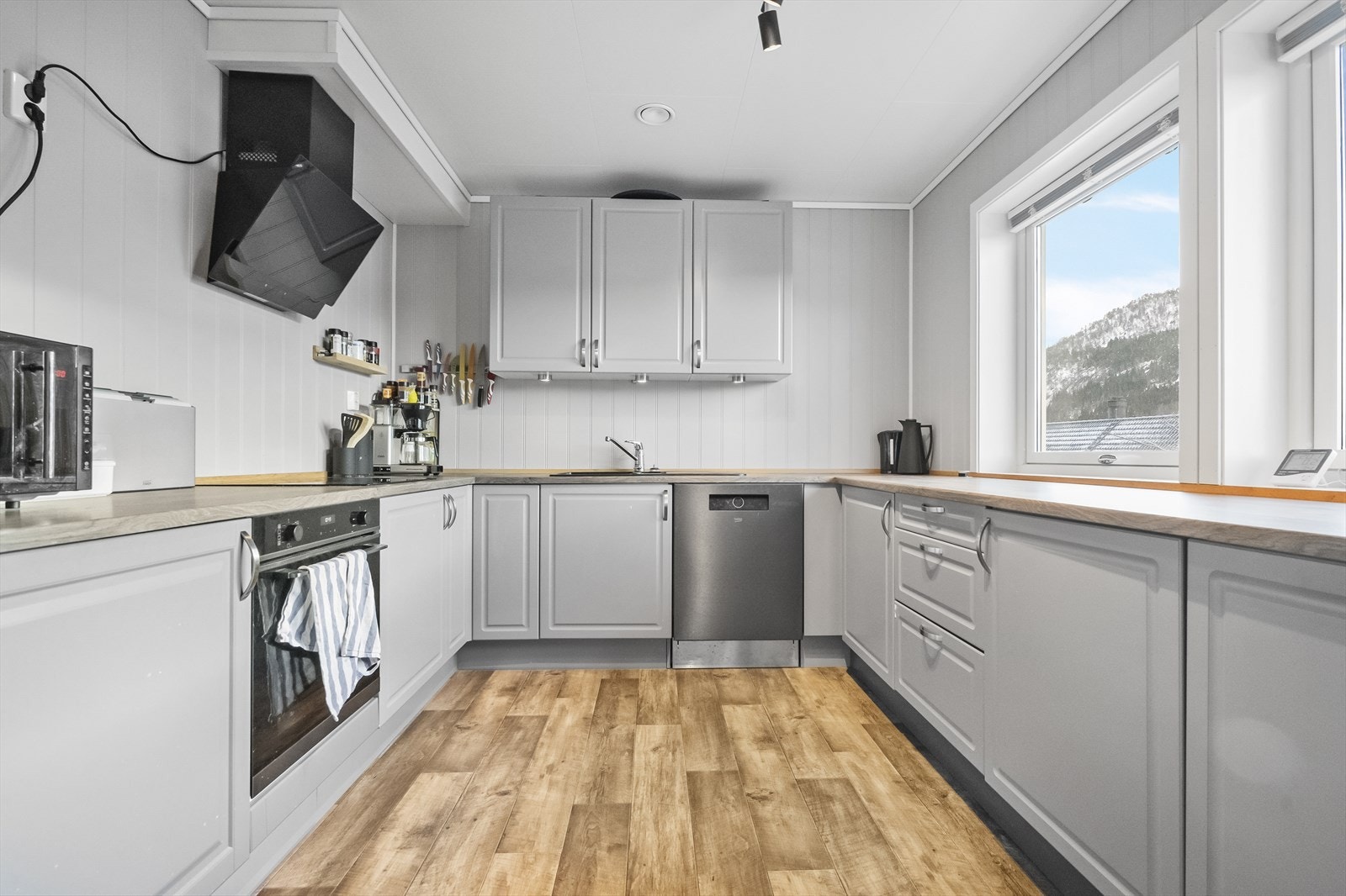 - Kjøkken har profilerte fronter og delvis integrerte hvitevarer - Galleribilde