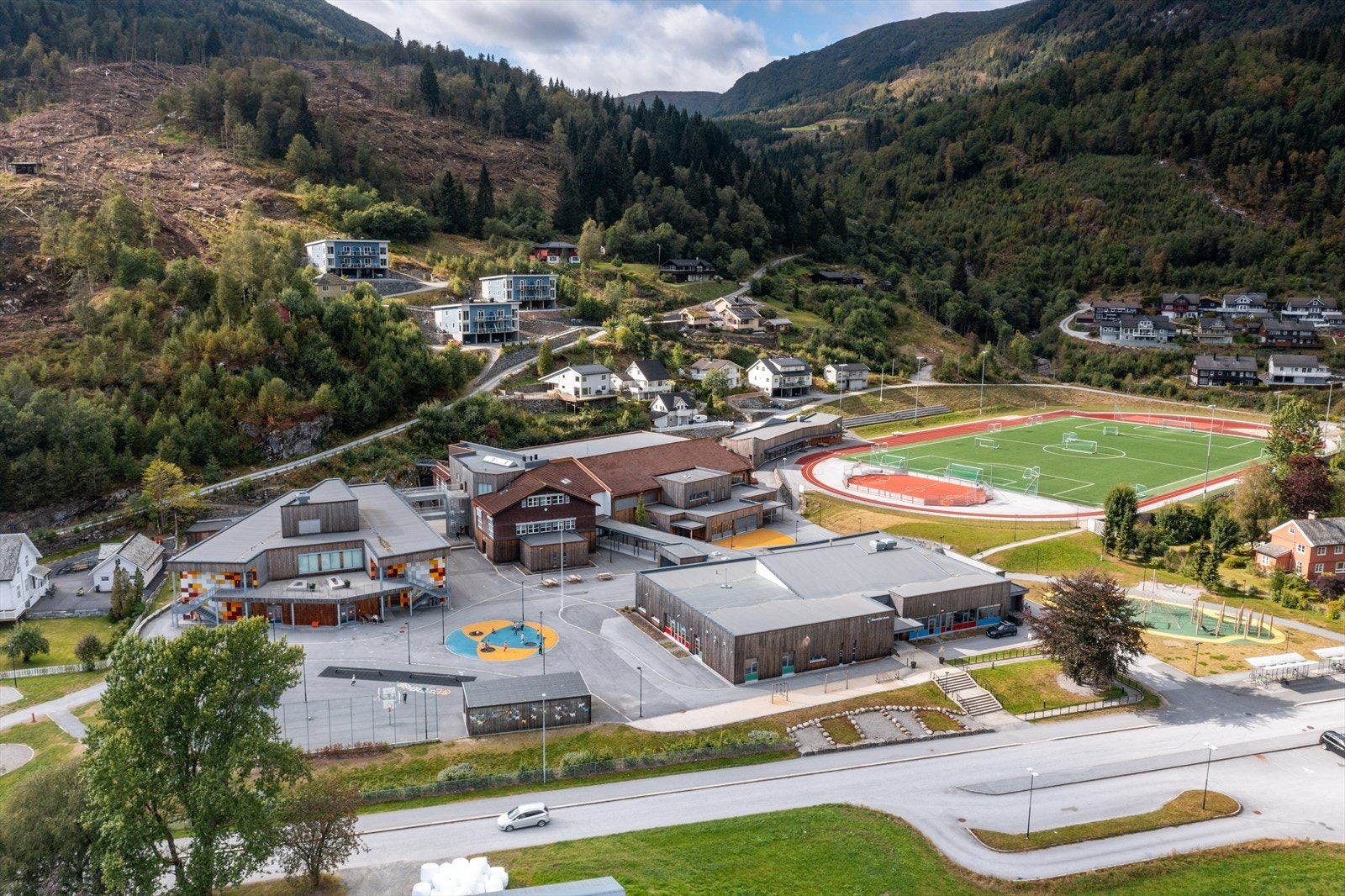 - Naustdal Barne- og ungdomskole er nyere dato med prisnominert uteområde - Det går buss til og fra skolen og opp i Naustedalen - Galleribilde
