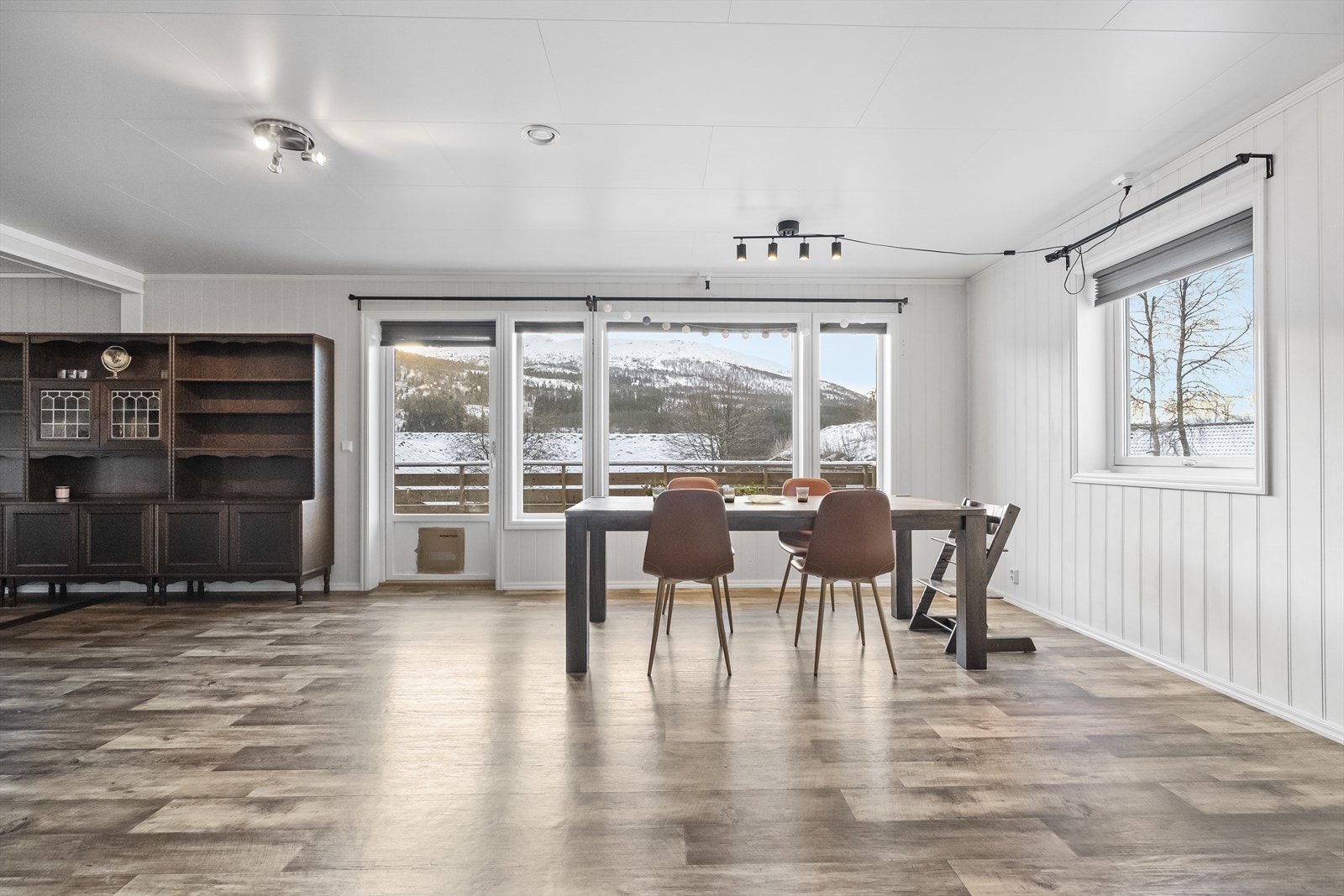 - Nydelig utsikt fra spisestuen - Galleribilde