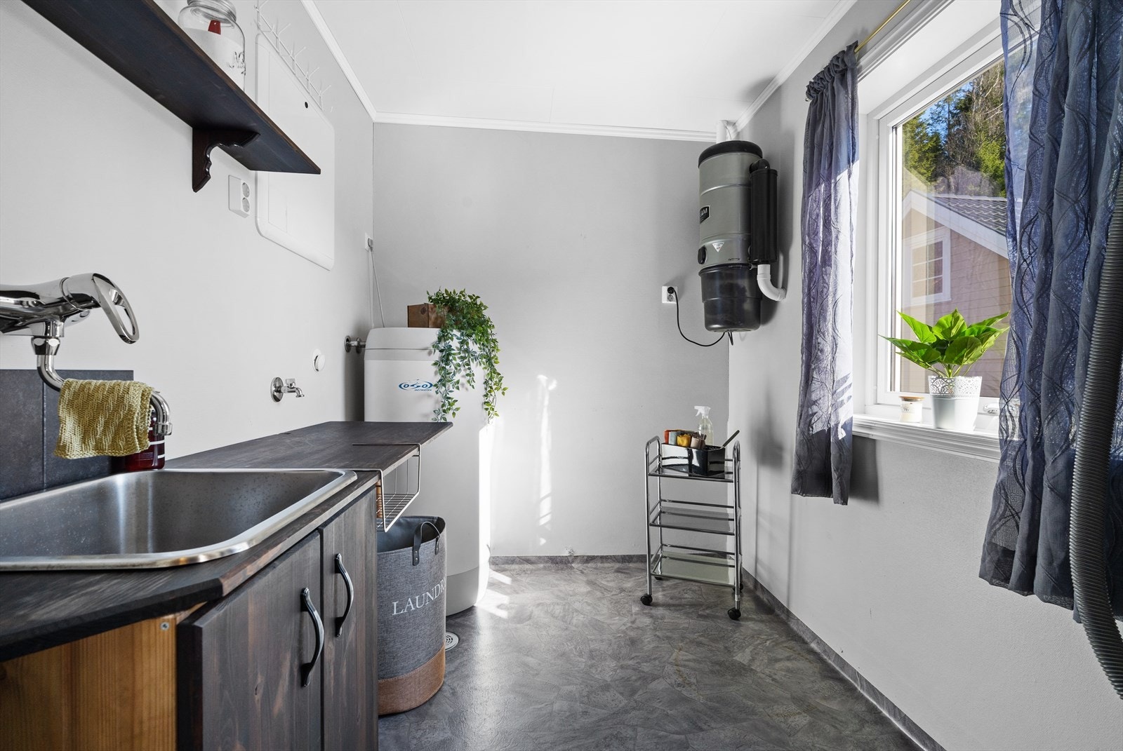 - Vaskerom er praktisk plassert like ved hovedinngang - Boligen har bla. rør-i-rør og sentralstøvsuger - Galleribilde