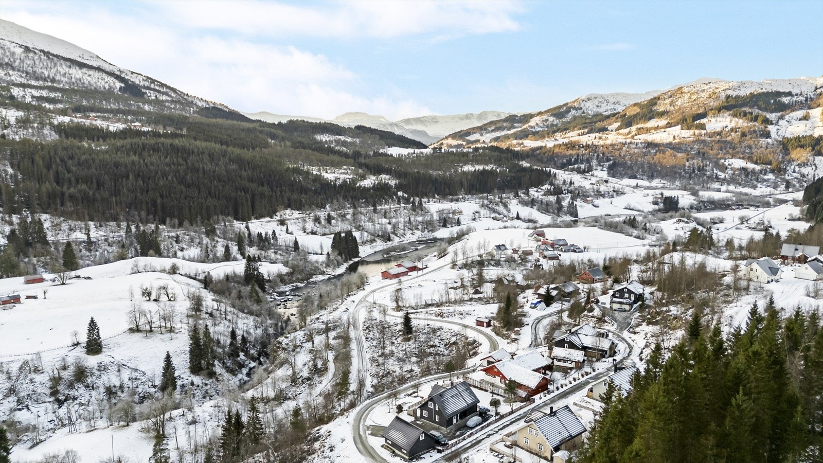 - Eiendommen ligger i landlige omgivelser på Ullaland i Naustdal - Galleribilde