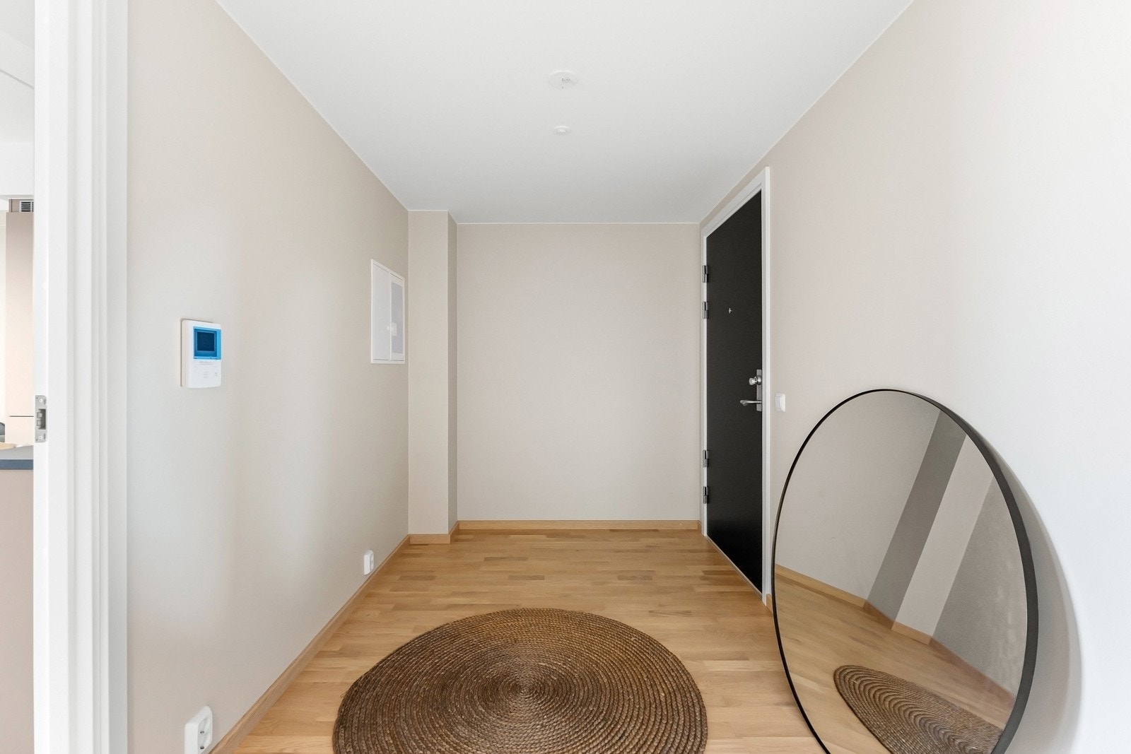 Entréen har god plass til oppheng av yttertøyet, og man kan enkelt etablere garderobeskap. Galleribilde