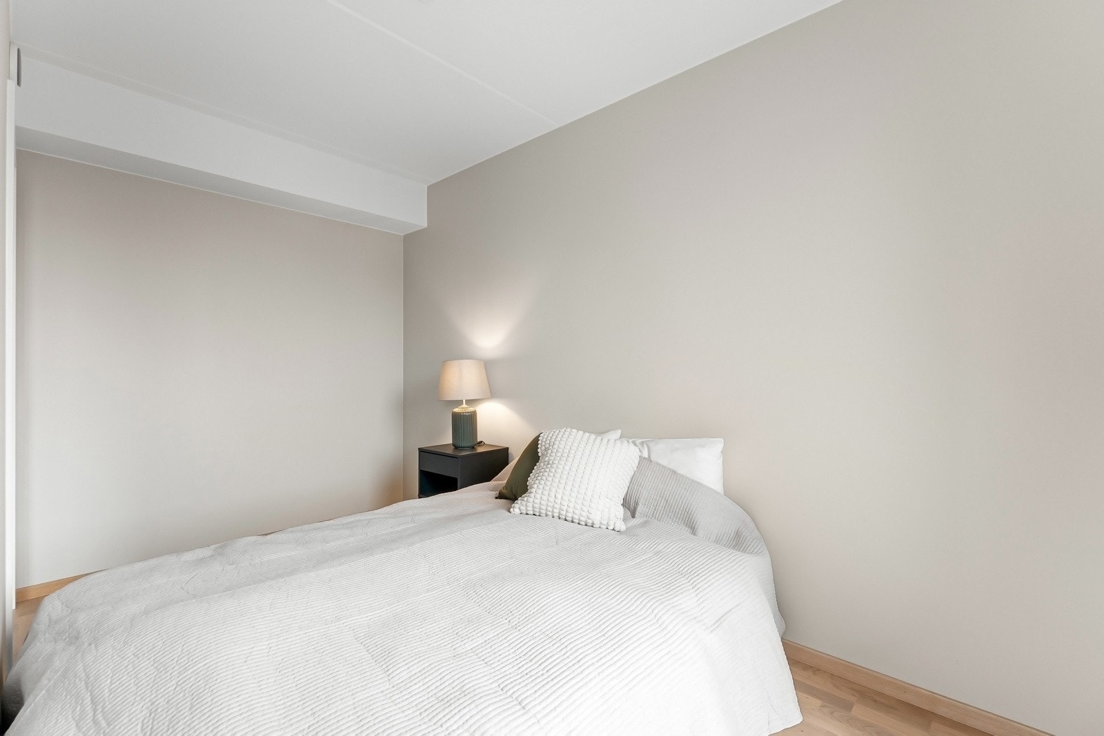 Soverommet er lyst og innbydende, med mye naturlig lysinnslipp. Galleribilde