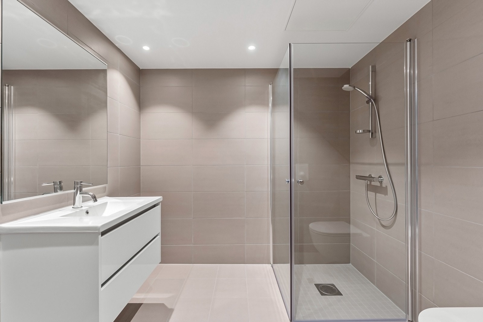 Boligen har et lekkert, flislagt bad fra byggeåret som er svært romslig. Badet har varme i gulv og opplegg for vaskemaskin. Galleribilde