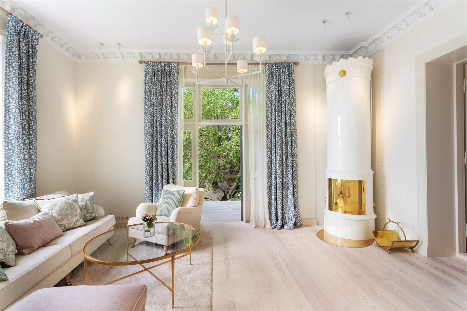 Leiligheten fremstår som svært gjennomført, med høy kvalitet i både materialvalg og håndverk. Stuen er svært lys og luftig, med store vindusflater som slipper inn rikelig med dagslys og gir utsikt mot Frognerkilen, båthavnen og helt bort til Oscarshall. Galleribilde