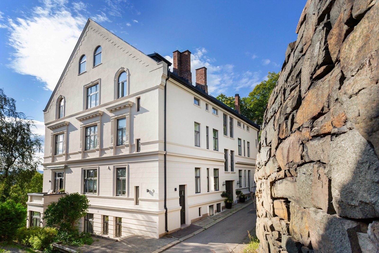 Innerst i en blindvei, omgitt av frodig grønt, finner du denne store 4-roms leiligheten. Galleribilde