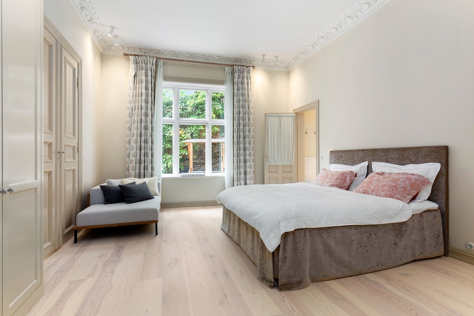 Stort soverom med stilrene linjer, rikelig med naturlig lys og en elegant atmosfære. Galleribilde