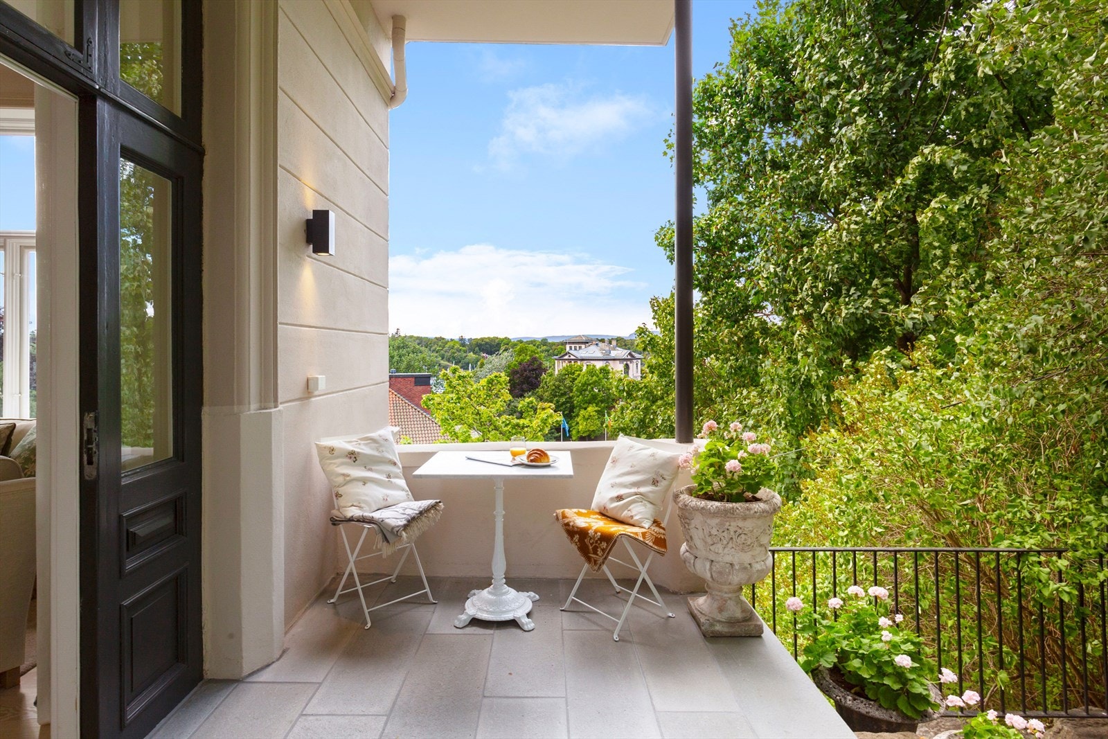 Totalrehabilitert og særdeles påkostet 4-roms. Privat altan med svært fin utsikt. Galleribilde